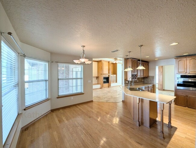 Building Photo - Luxurious Relaxation in Raintree