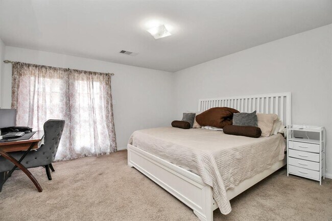 Building Photo - 985 Lake View Cir W