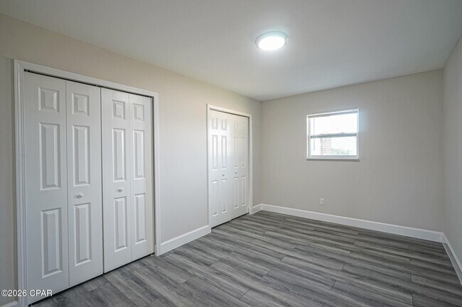 Building Photo - 410 S Star Ave