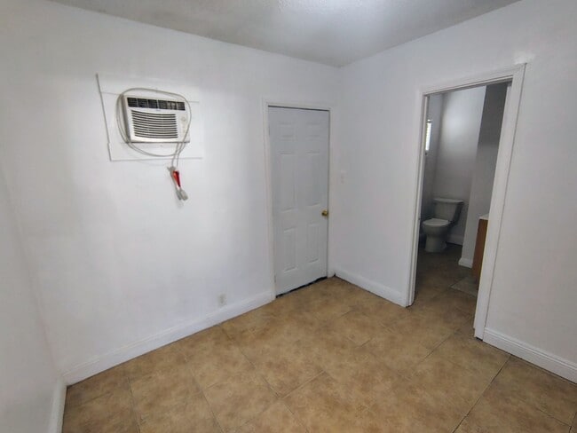 Building Photo - Cozy 1 Bedroom 1 Bathroom Unit in Oildale Now Available!