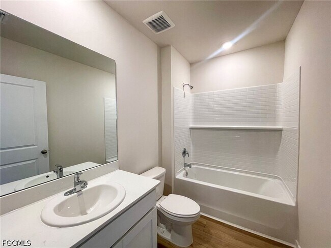 Building Photo - 1321 NE 9th St