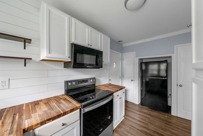 Building Photo - 2 Bedroom Pet Friendly Home For Rent Near ...