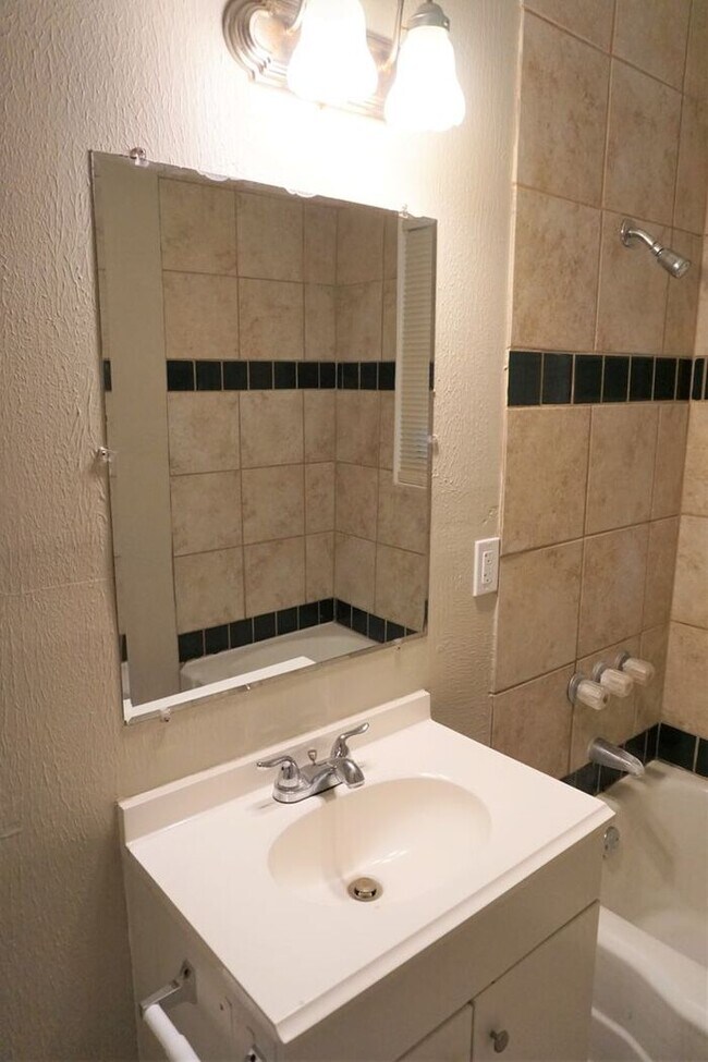 Building Photo - 3 Bed 2 Bath 1 Car Garage -The Village NW OKC