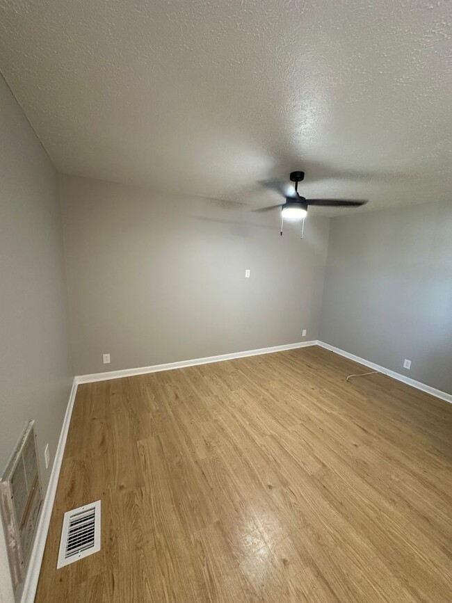 Building Photo - Freshly Renovated 2Bed / 1Bath in Nashville!