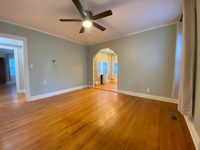 Building Photo - 2 Bedroom 2 Bathroom plus Bonus Room with ALL Appliances Included