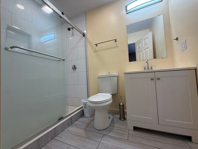 Building Photo - 574 Warren Ave