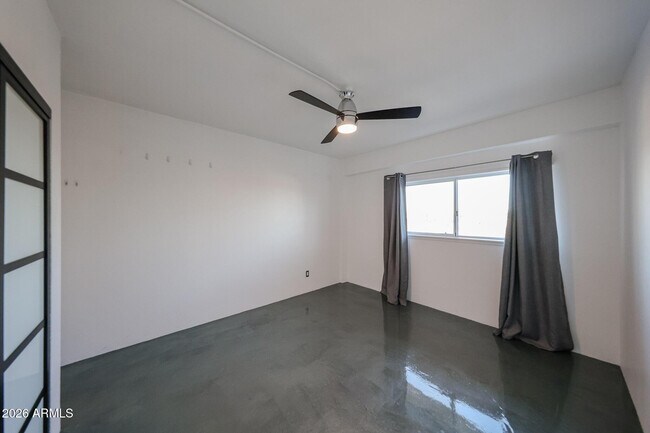 Building Photo - 353 E Thomas Rd