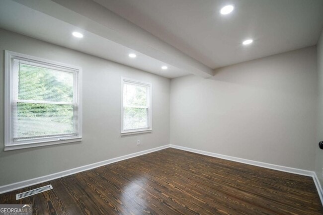 Building Photo - 2137 Delowe Dr