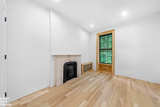 Building Photo - Renovated Sun-filled Duplex in BedStuy