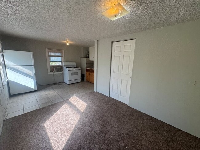 Building Photo - 1 bed 1 bath , gas and water paid, you pay only electric!