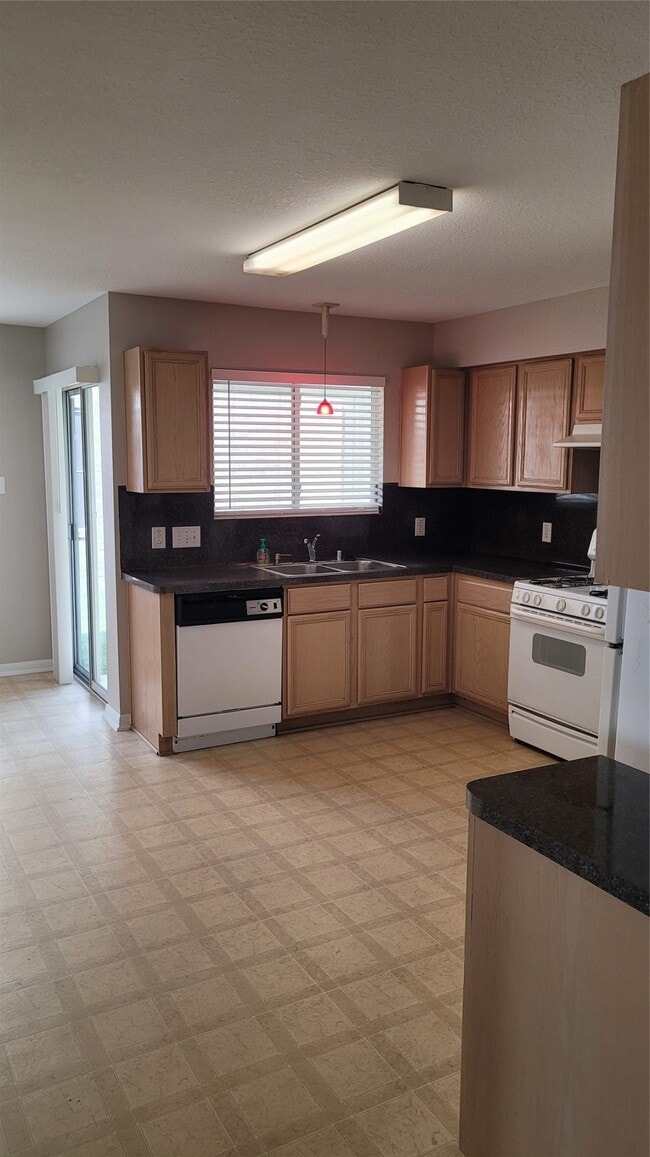 Building Photo - 7211 Foxwalk Ln