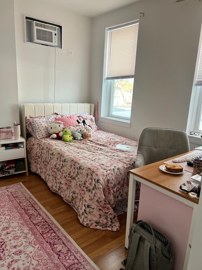 Building Photo - 25 W 8th St