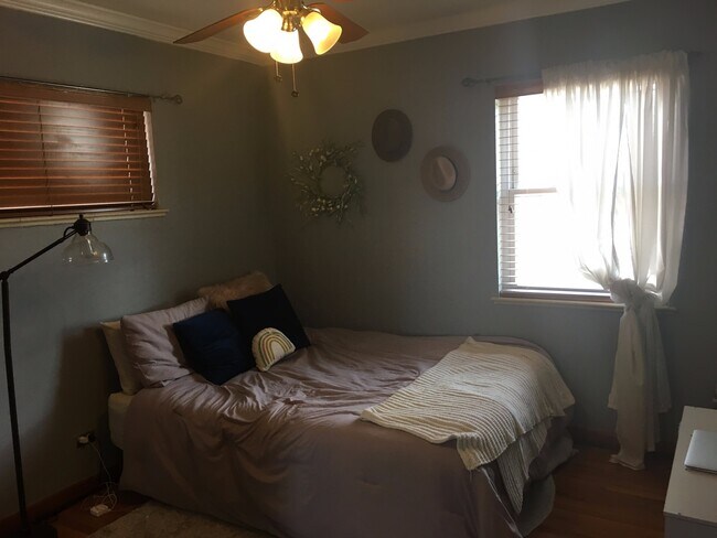Building Photo - Live a Block Away from Sloan's Lake! Licen...