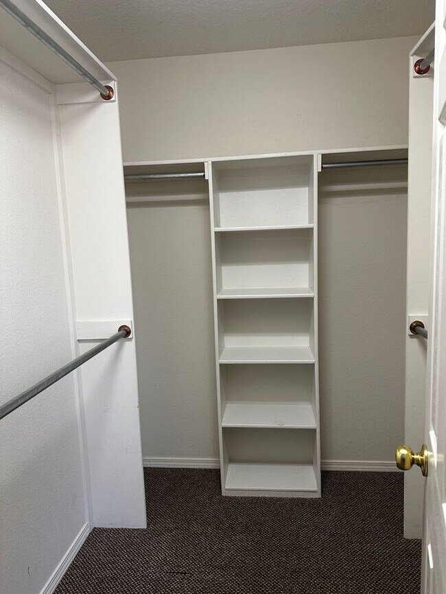 Building Photo - Northern Meadows Cutie!