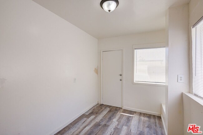Building Photo - 543 W 16th St