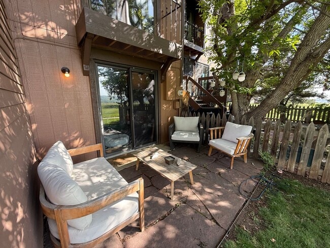 Building Photo - Spacious End-Unit Townhome in Scenic Shana...