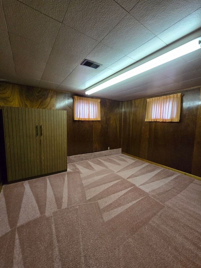 Building Photo - Eastside 4 BD w/garage