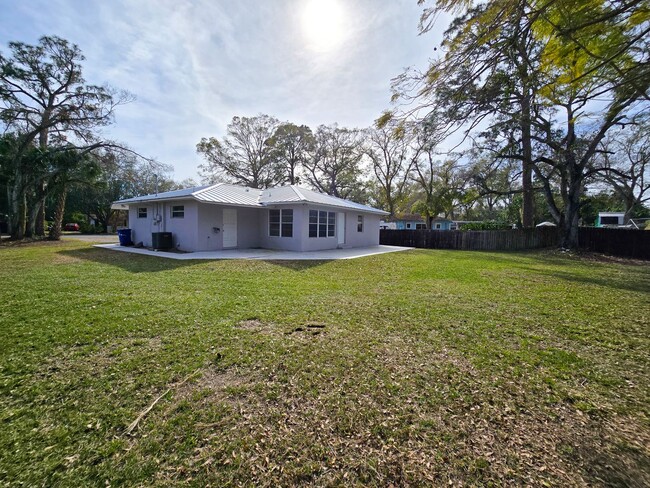 Building Photo - Charming 2 bed 2 bath in Vero Beach!