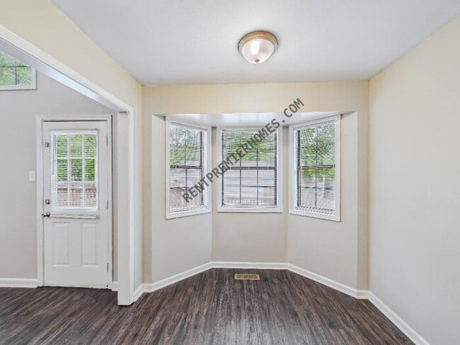 Building Photo - 303 May St