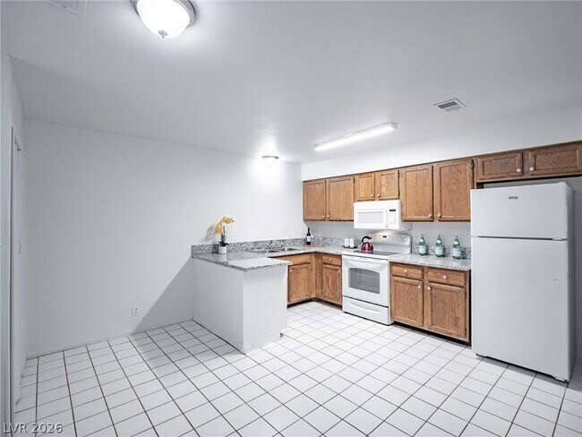 Building Photo - 825 Hedge Way