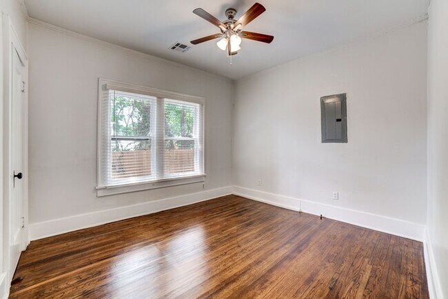 Building Photo - Charming 3/1 Near TU! Make this your new home!
