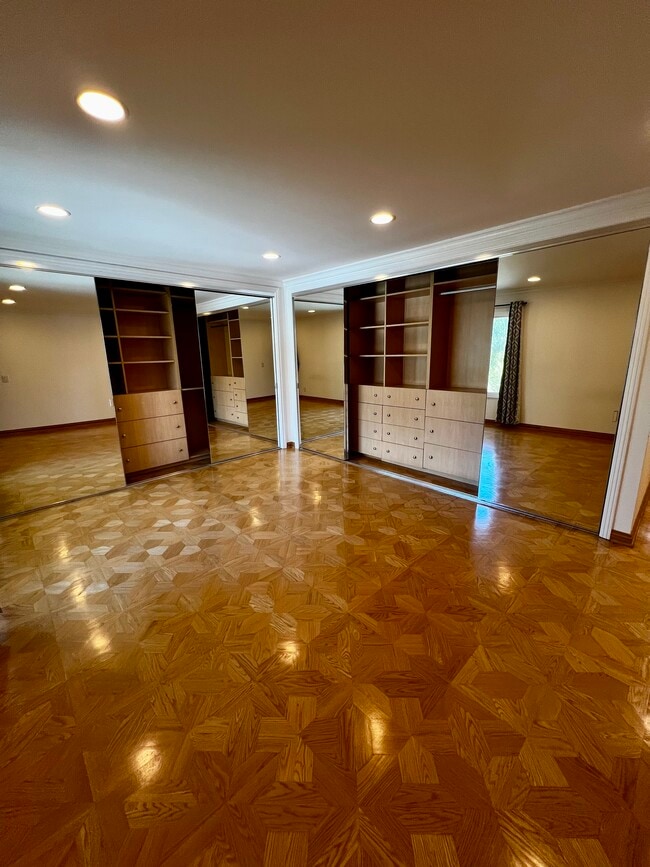 Building Photo - 7505 Hampton Ave