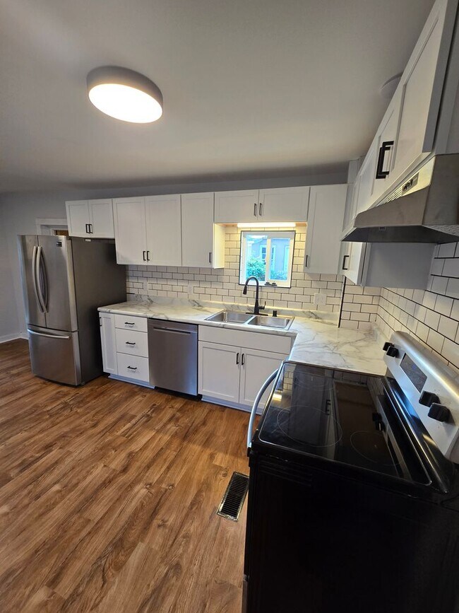 Building Photo - Beautiful 4 bed / 2 bath with garage and fenced yard on north side!