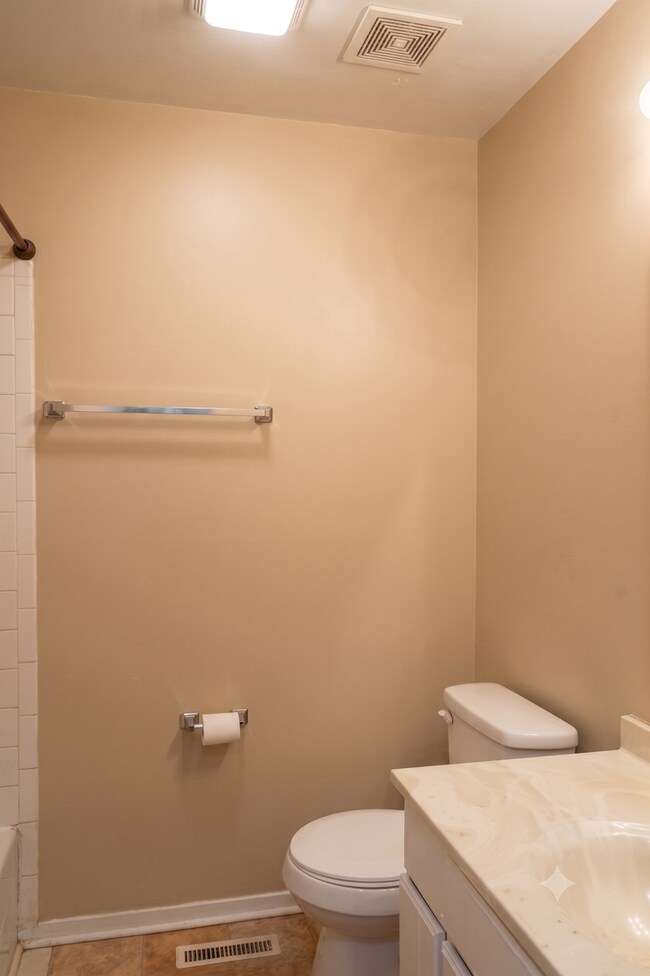 Building Photo - Spacious 3 Bedroom