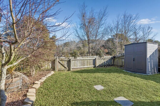 Building Photo - 762 Quesnel Dr