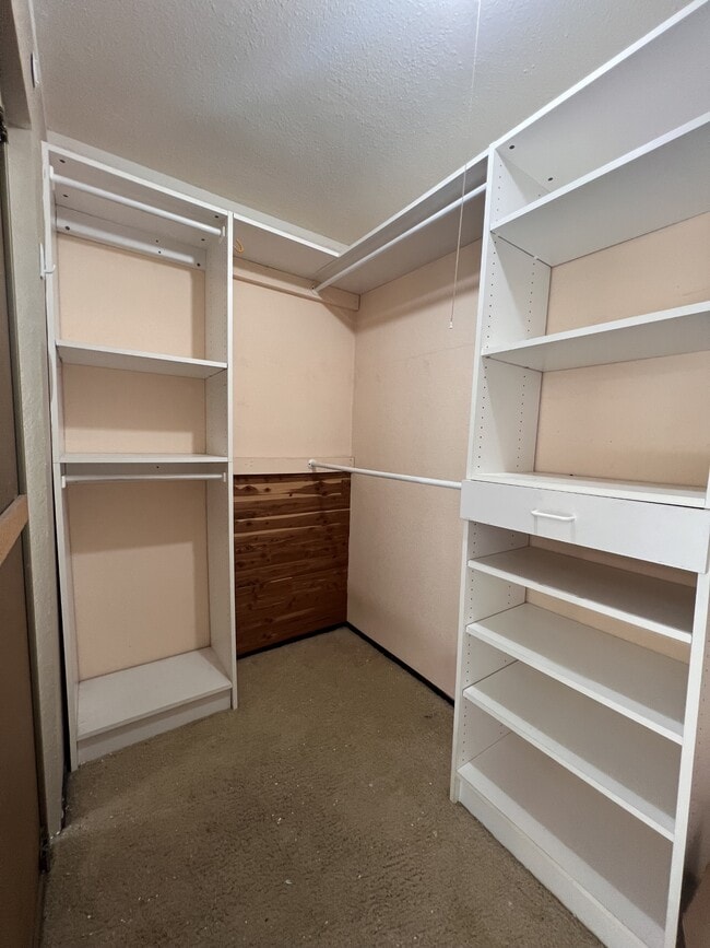 Building Photo - 1569 Golf Course Dr