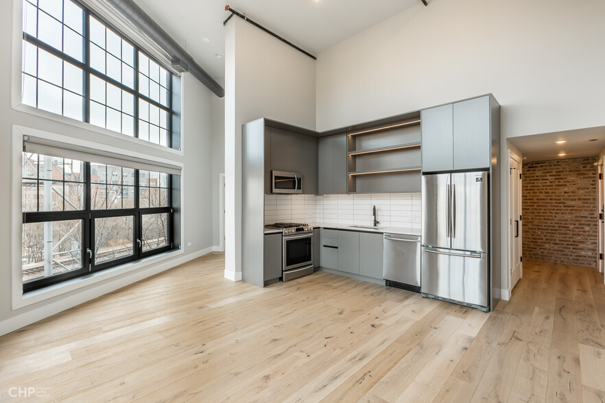 Building Photo - 729 N Sangamon St