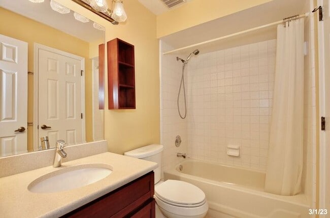 Building Photo - Gorgeous 2/2 Spacious Home with a Large Ba...