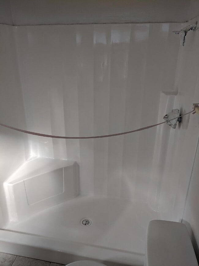 Building Photo - 4 Bedroom Single level