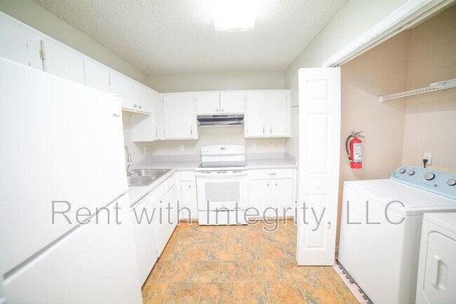 Building Photo - 1100 Greentree Ct