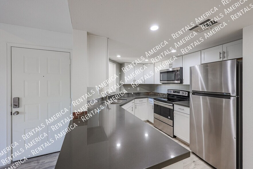 Building Photo - 4850 E Desert Cove Ave