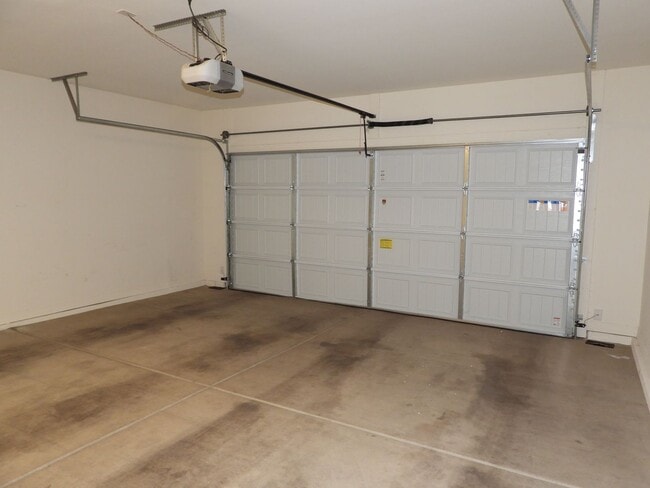 Building Photo - 4 Bedroom 2.5 Bathroom