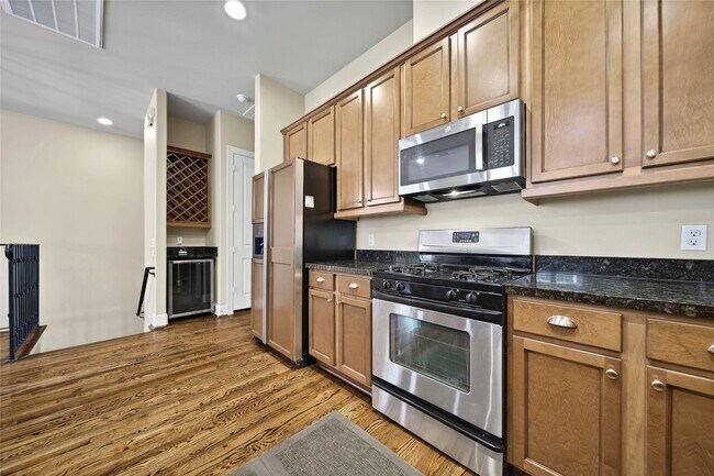 Building Photo - 902 W 23rd St