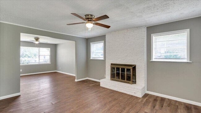 Building Photo - Beautiful 3 bedroom / 1.5 bath