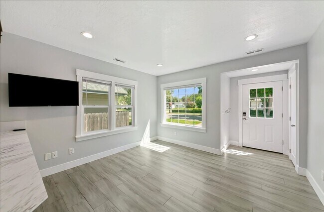Building Photo - Bright, Spacious Home in Prime Southeast B...