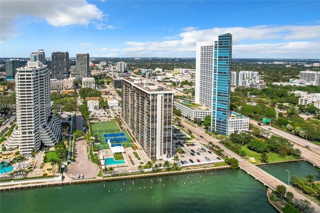 Building Photo - 600 NE 36th St