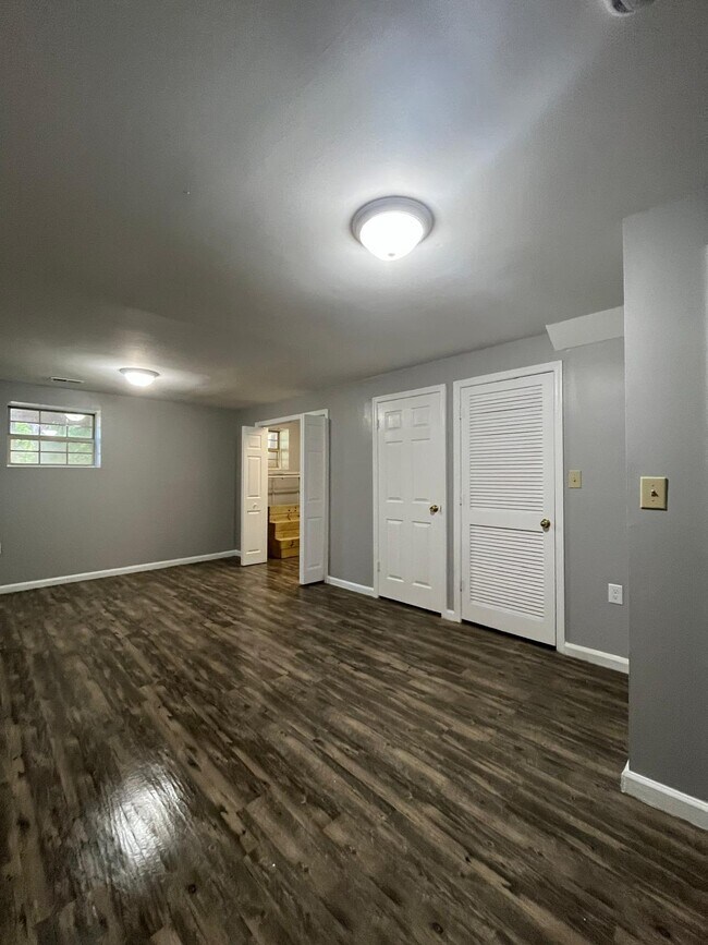 Building Photo - 4674 Mews Dr