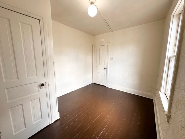 Building Photo - 4 Bedroom 1 Bathroom w/Garage in York City!