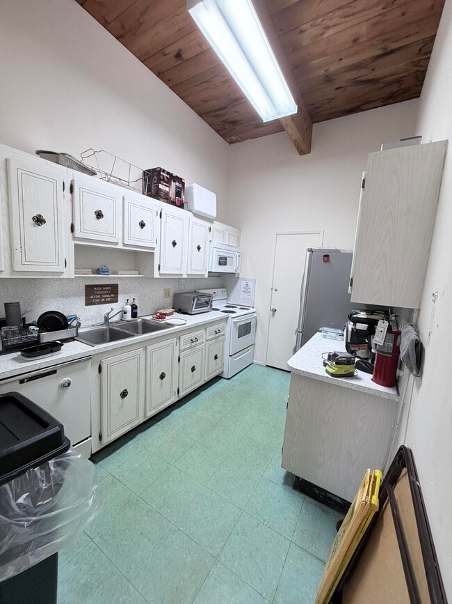 Building Photo - 1000 NE 14th Ave