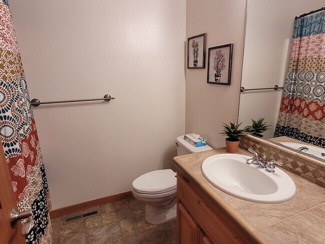 Building Photo - Hank's Hideaway in Sunriver, Furnished, all Utilities Included. Gym access, Hot Tub. 30-day Minim...