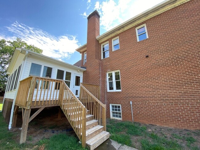 Building Photo - 1800 Curraghmore Rd