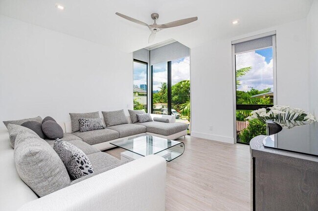 Building Photo - 925 NE 6th St