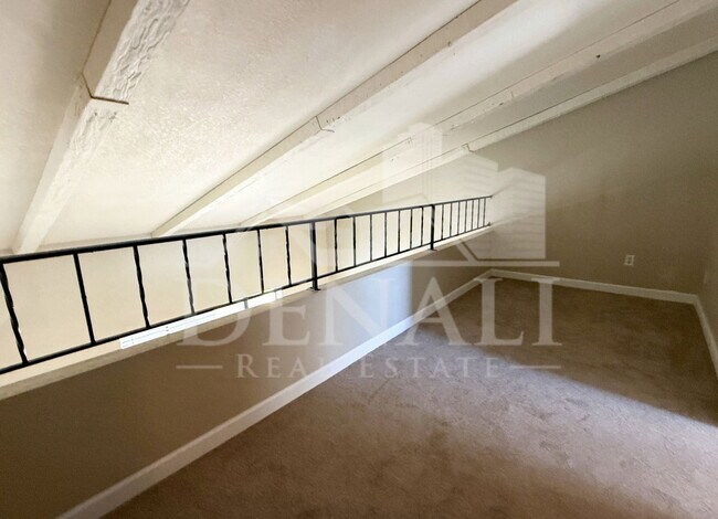 Building Photo - 1529 E Edgewater Dr