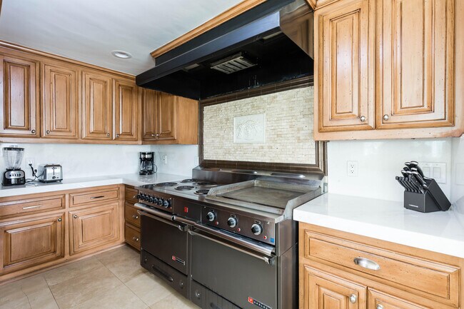 Building Photo - 7421 N Las Brisas Ln