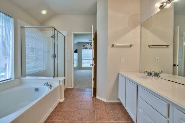 Building Photo - 2605 Monroe Dr