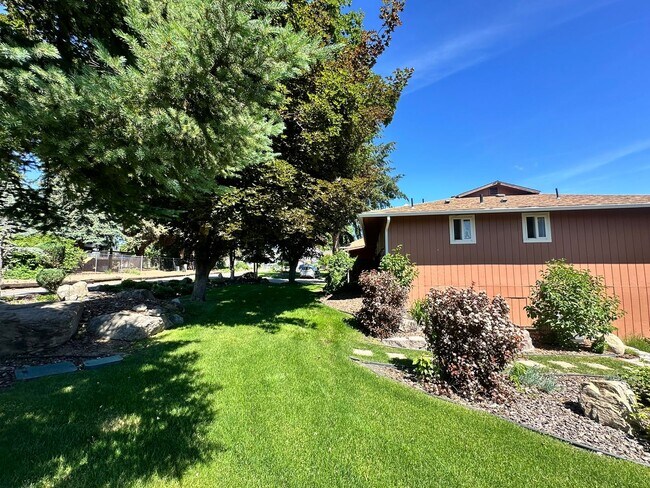 Building Photo - Stunning 3 Bedroom and 3 Bathroom Home, La...